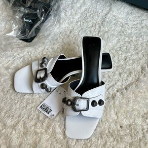 Brand new tag on HM 2 inches heels. Perfect for summer